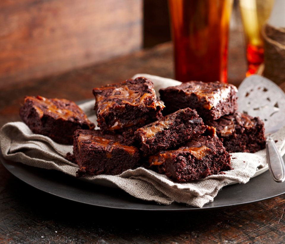 Brownie with prunes and almonds