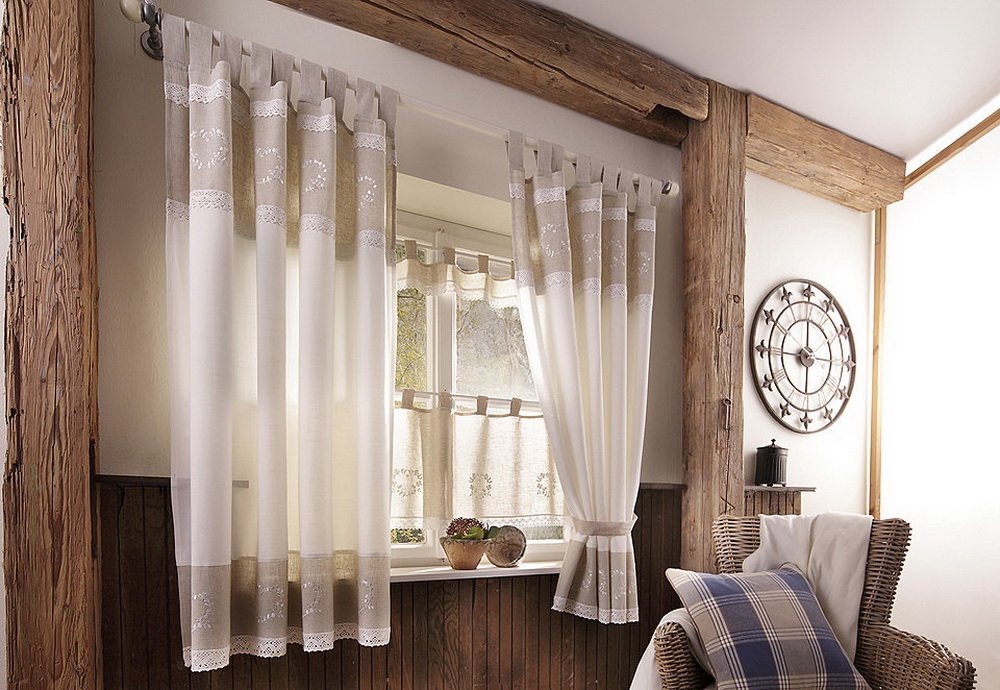 Eye-catching mini curtains