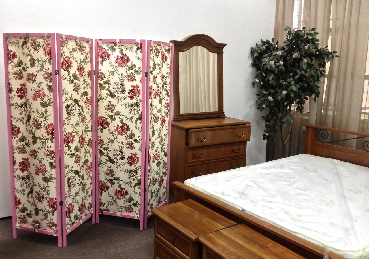 Folding screen decorated with textiles