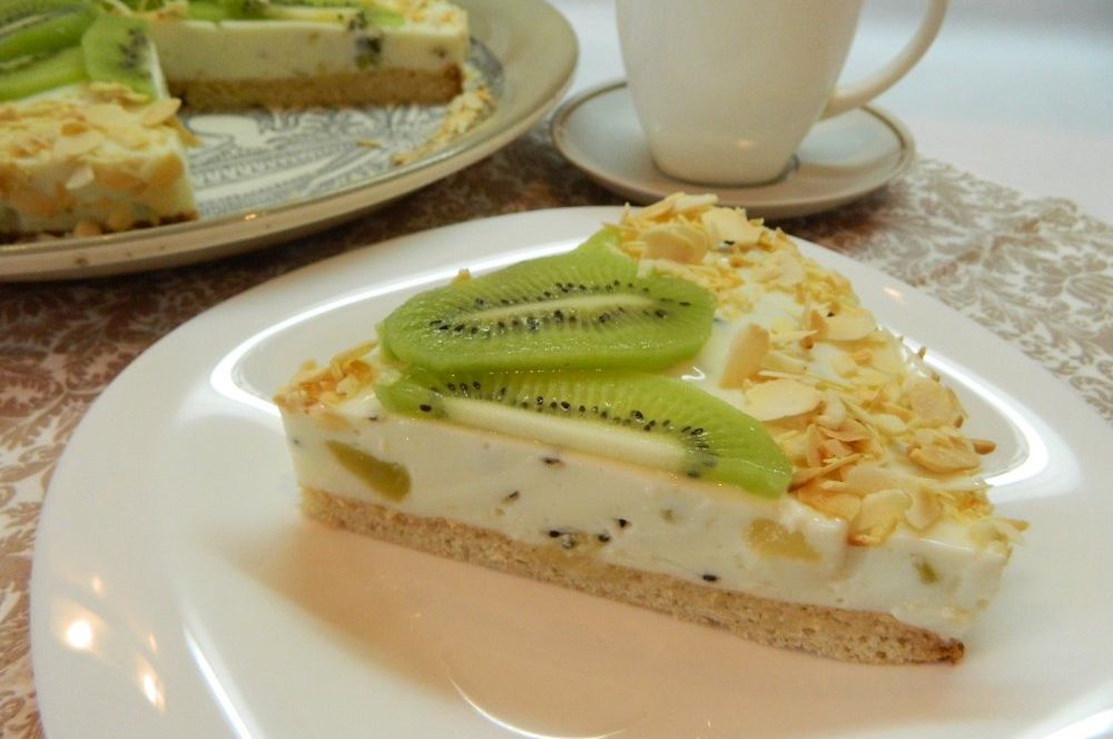 Yogurt cake with kiwi and banana