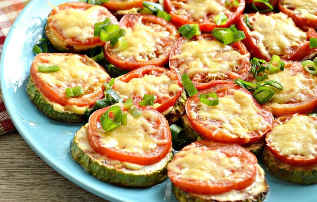 Mini zucchini pizza with tomatoes and cheese