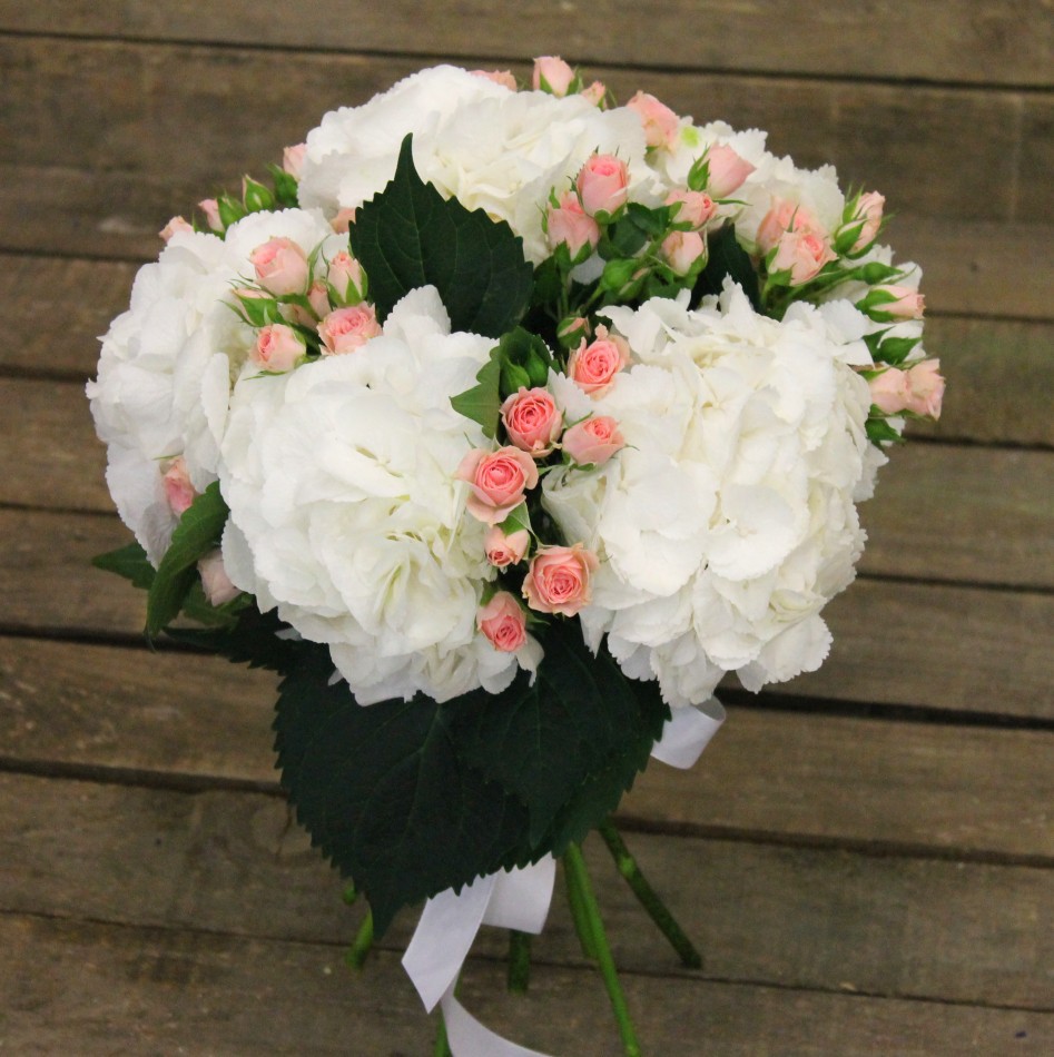 pink roses with white hydrangeas