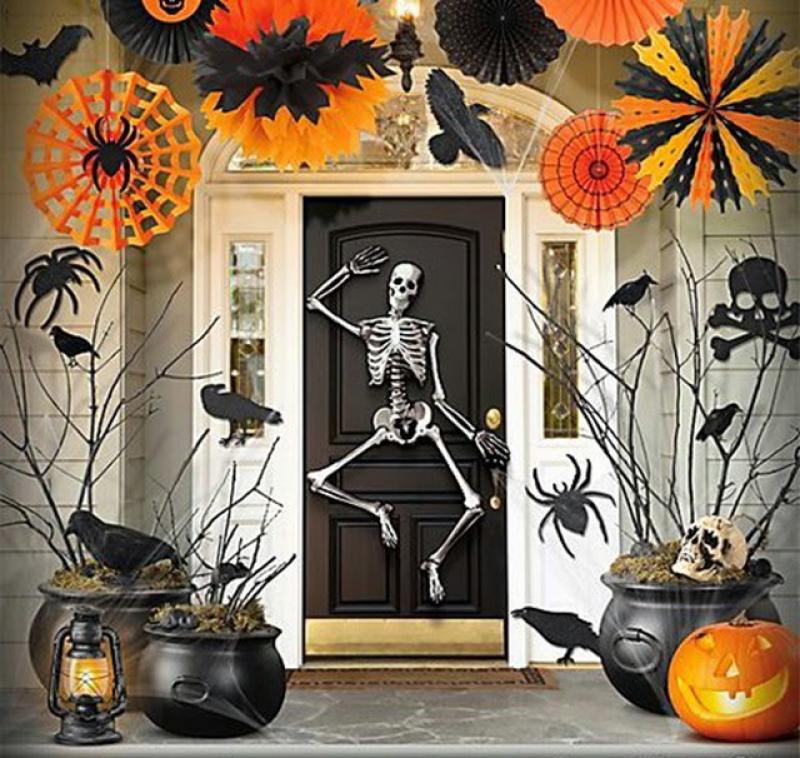 The decoration of the walls and not only The walls are decorated with various Halloween decorations. Artificial animals include bats, spiders, and snakes. This is the three most 