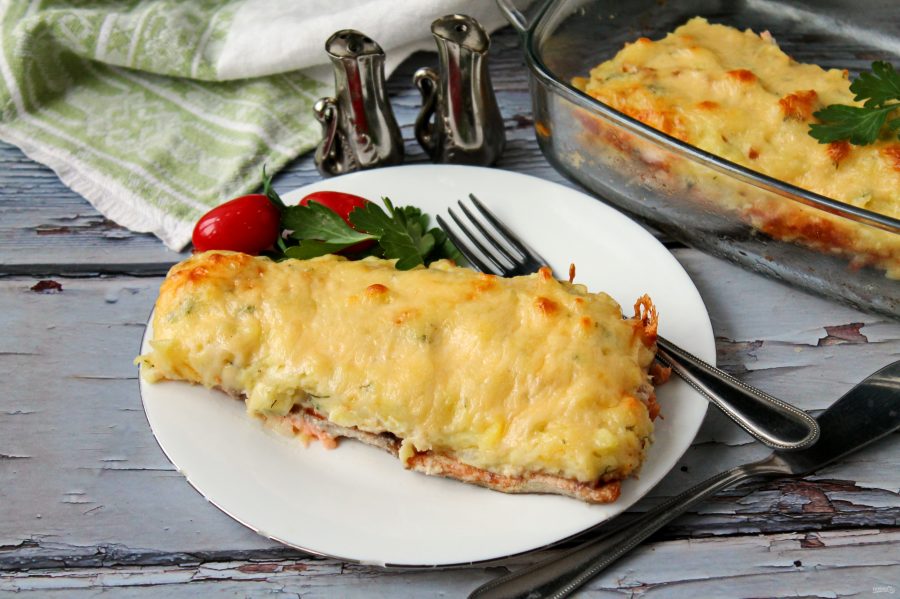 Baked cauliflower with trout and cheese