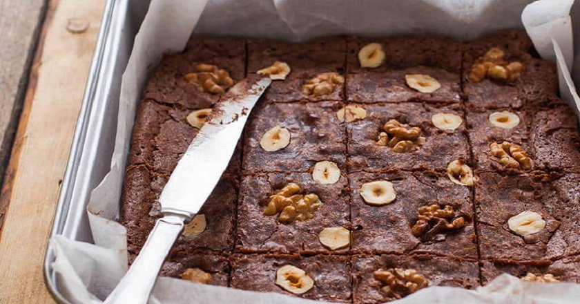 Brownies with lemon and nuts