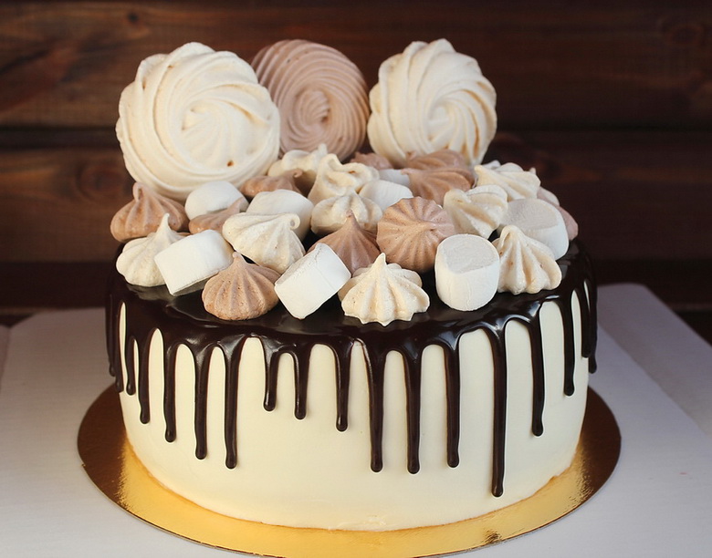 Decoration of cakes meringue