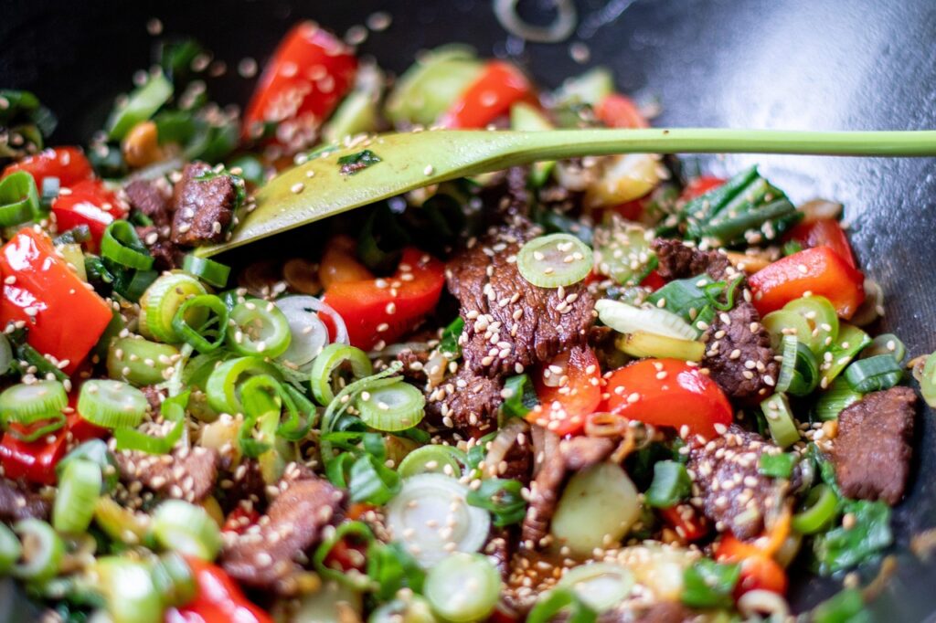 Meat in a wok recipes with vegetables. Pixabay, ugglemamma.