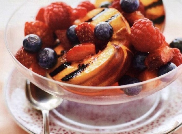 Berry salad with grilled nectarine