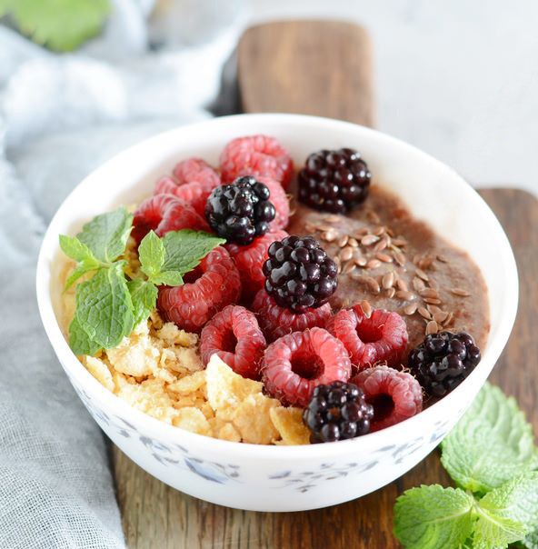 Flaxseed porridge with raspberries and blackberries