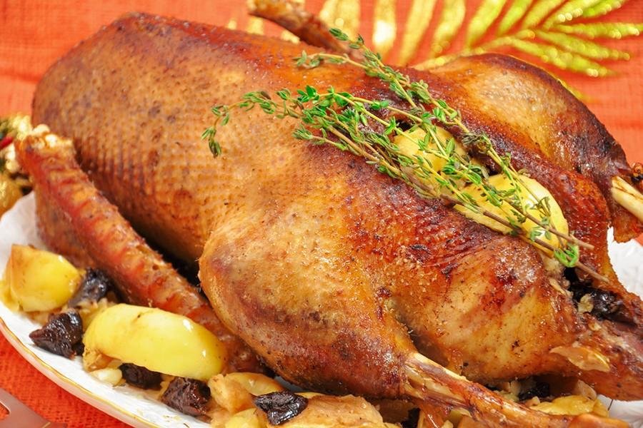 Christmas goose with apples and prunes