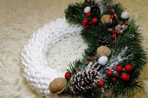 Christmas wreath with crochet or knitting needles