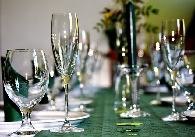 Interesting ideas for decorating a festive table for Christmas