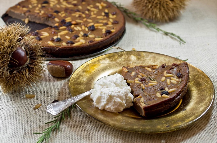 Chestnut pie with honey and saffron