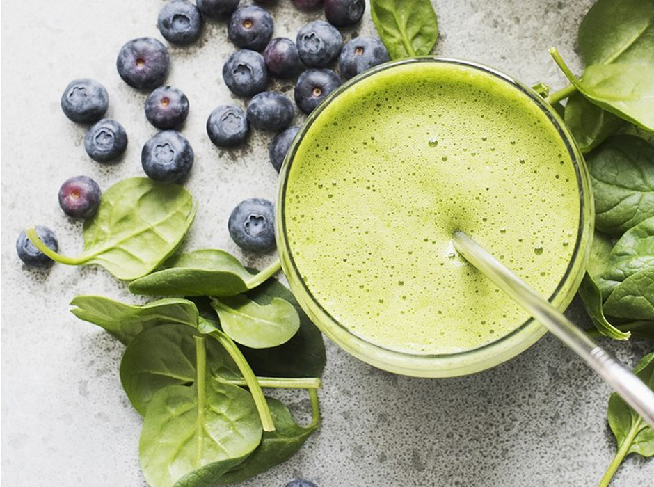 Green smoothie with spinach, sorrel and blueberries