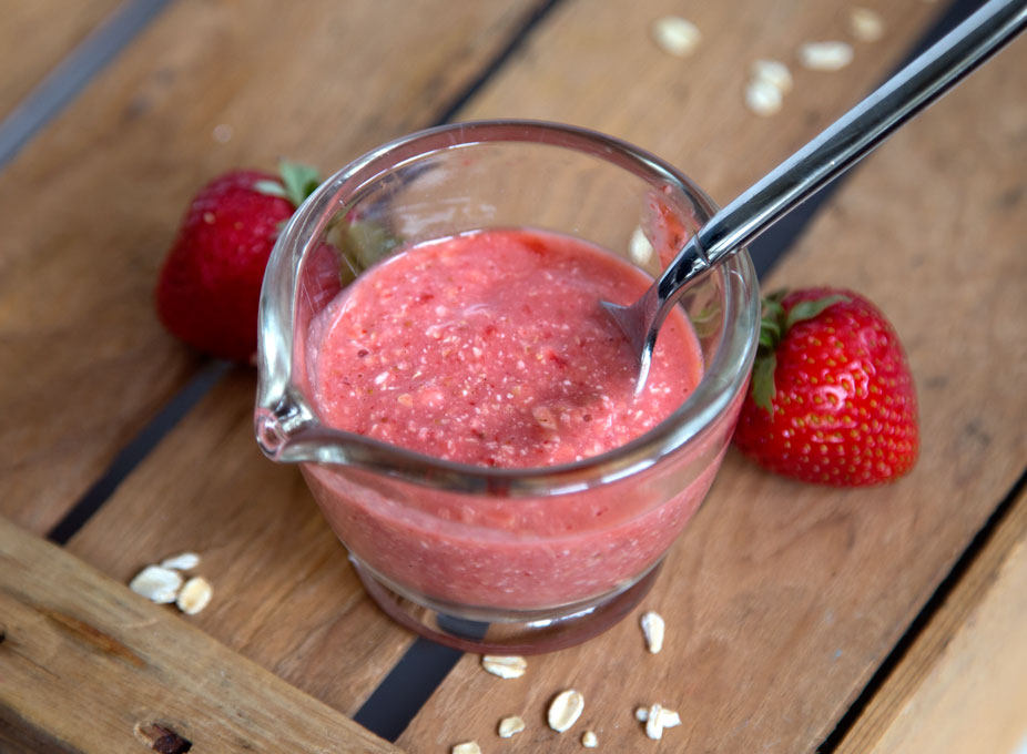 Strawberry-sugar scrub with flax seeds