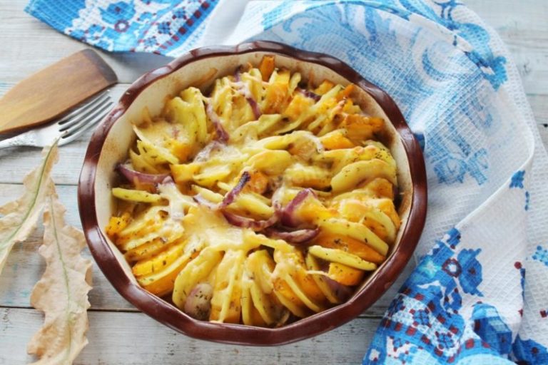 Potatoes baked with pumpkin, onion and cheese
