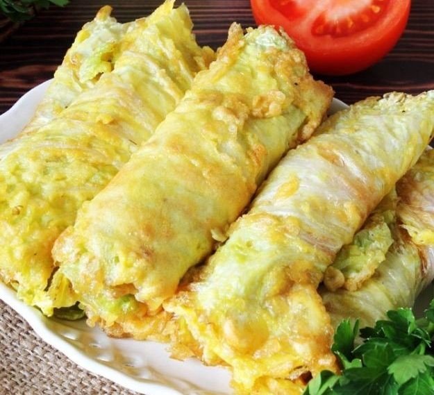 Peking cabbage rolls with tomatoes and cheese