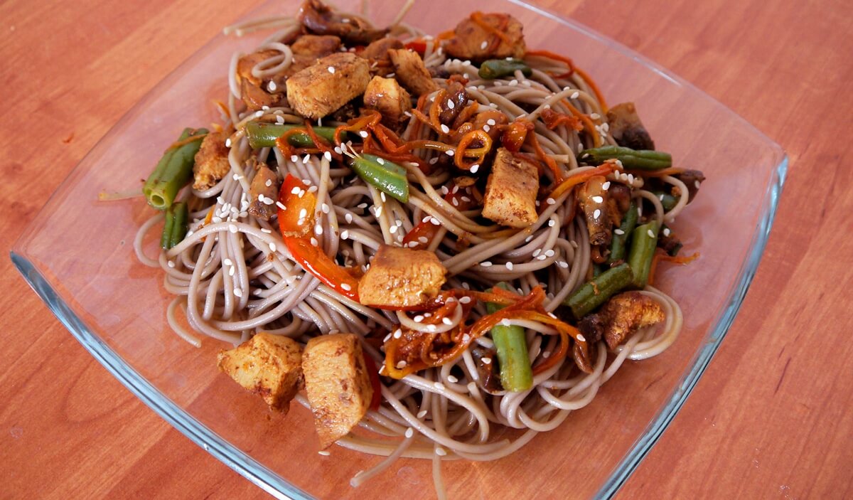 Teriyaki noodles with tofu and fried spinach