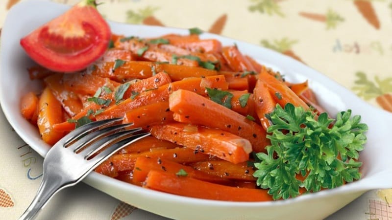 Baked carrots and root vegetables with parsley sauce