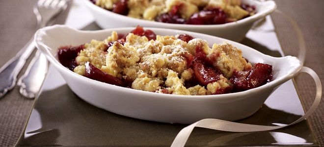 Plum crumble with nuts, cinnamon and oatmeal