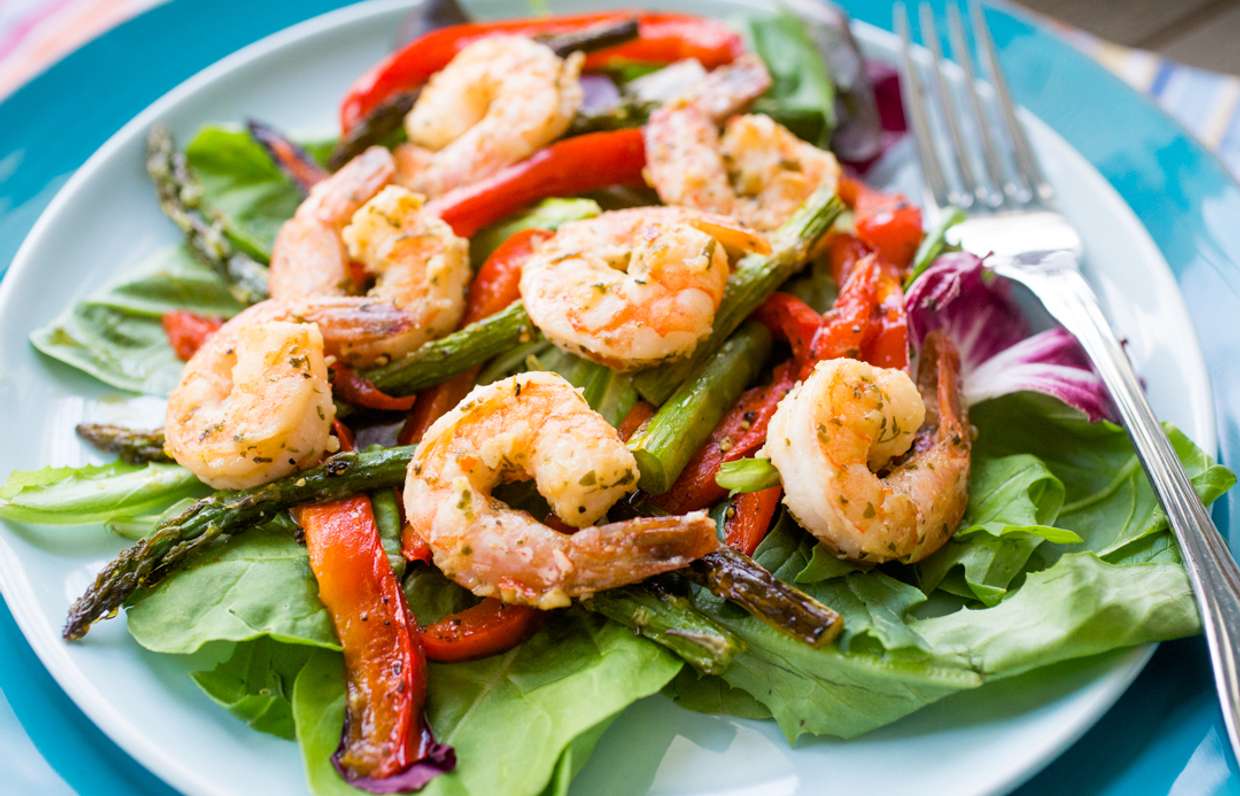 Salad with avocado and shrimp