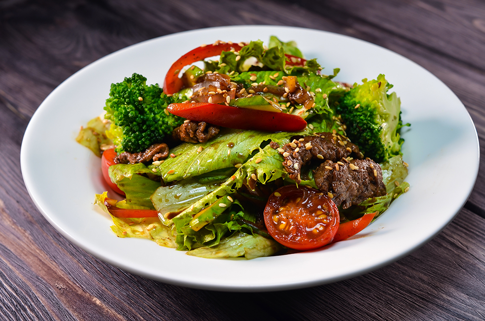 Warm salad with beef and baked vegetables