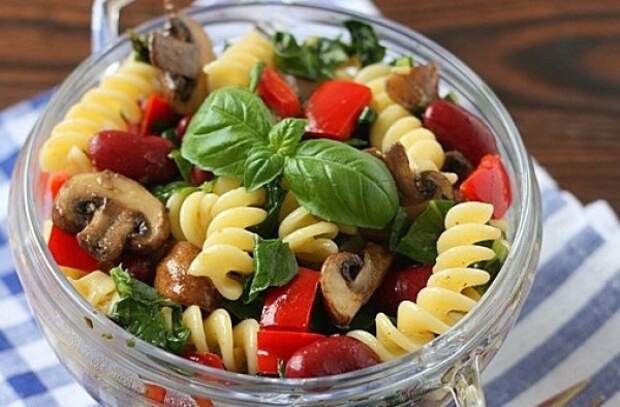 Warm salad with pasta, mushrooms and vegetables
