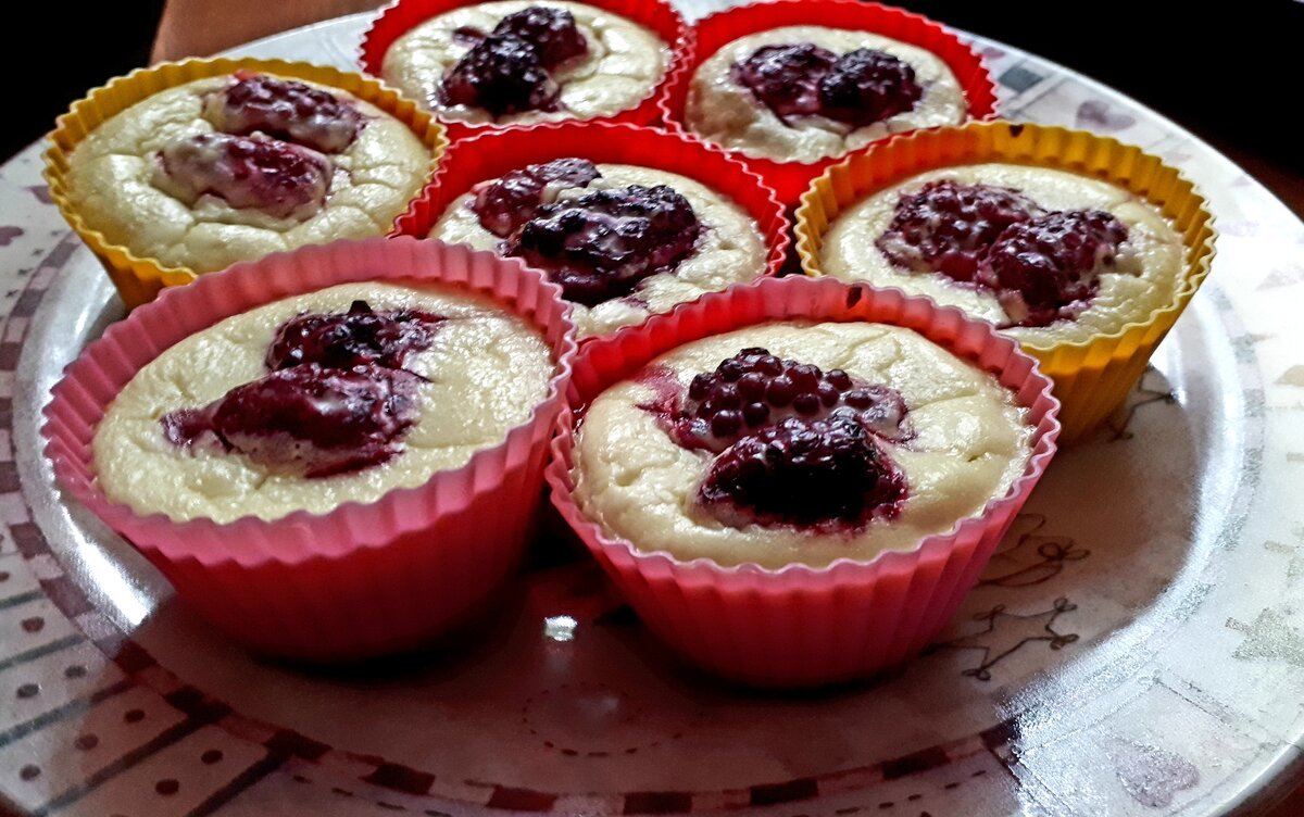 Fragrant cupcakes in the oven