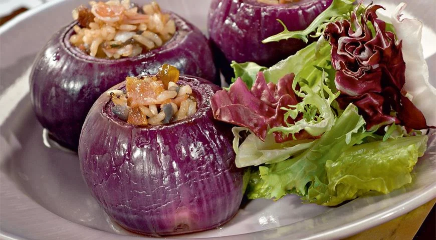 Red onion with mushrooms and turkey