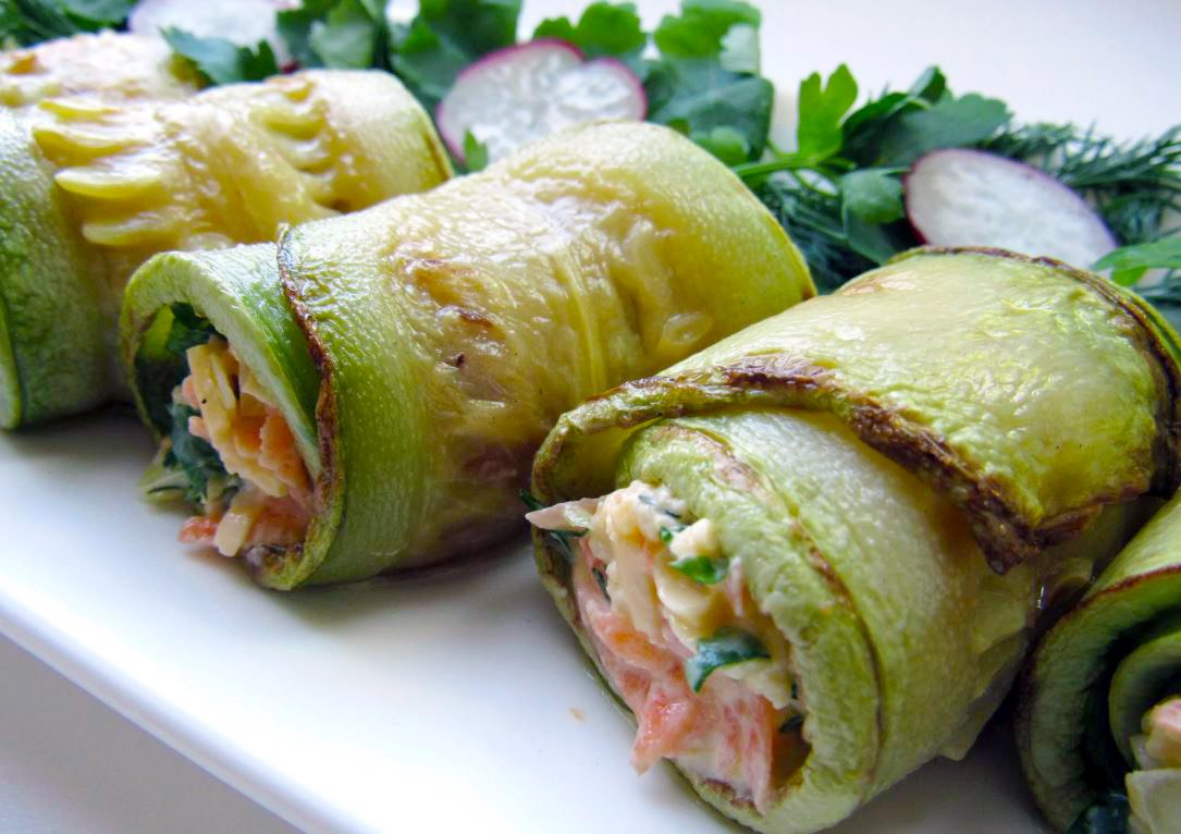 Zucchini rolls with shrimp and spinach