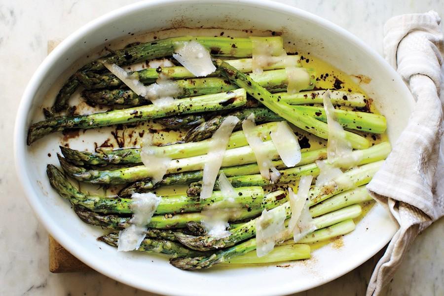 Asparagus in sour cream with paprika