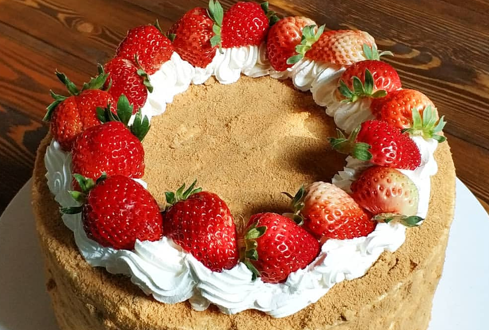 Delicate vegan cake with strawberries