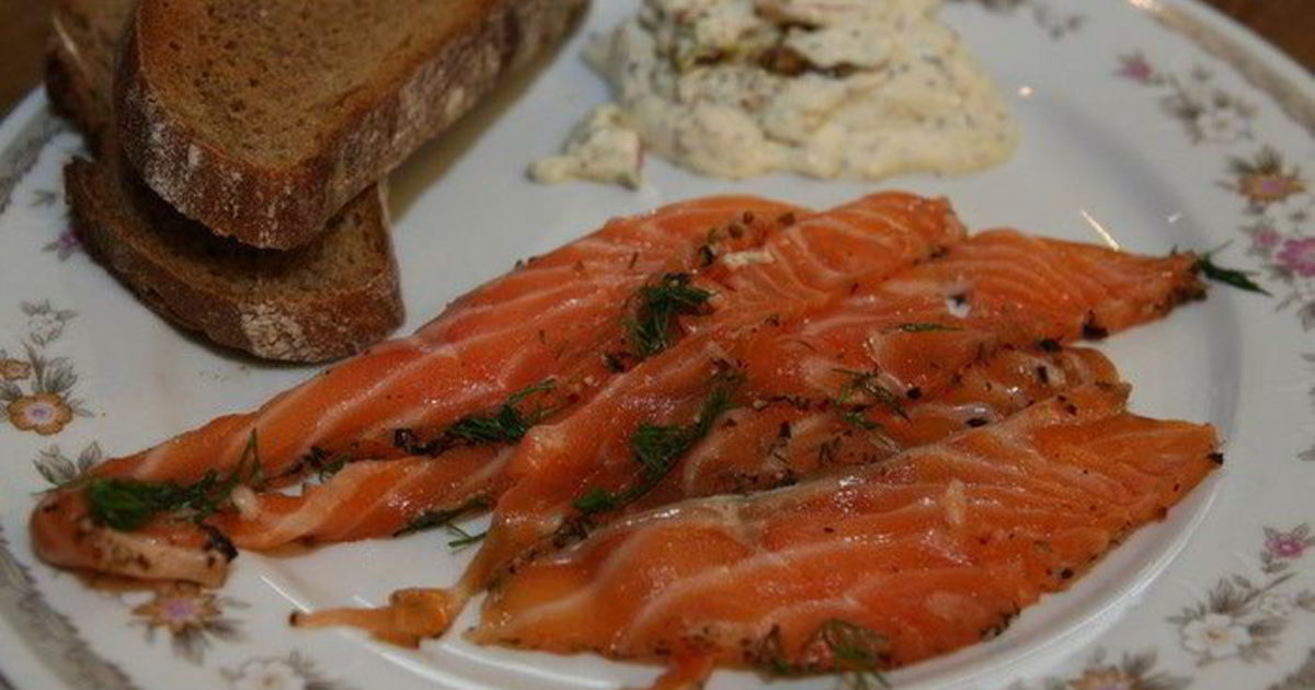 Salmon marinated in gin with juniper