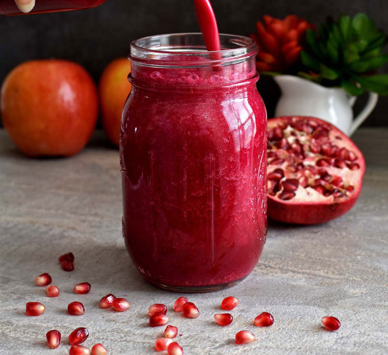 Smoothies with pomegranate juice, mint and tofu