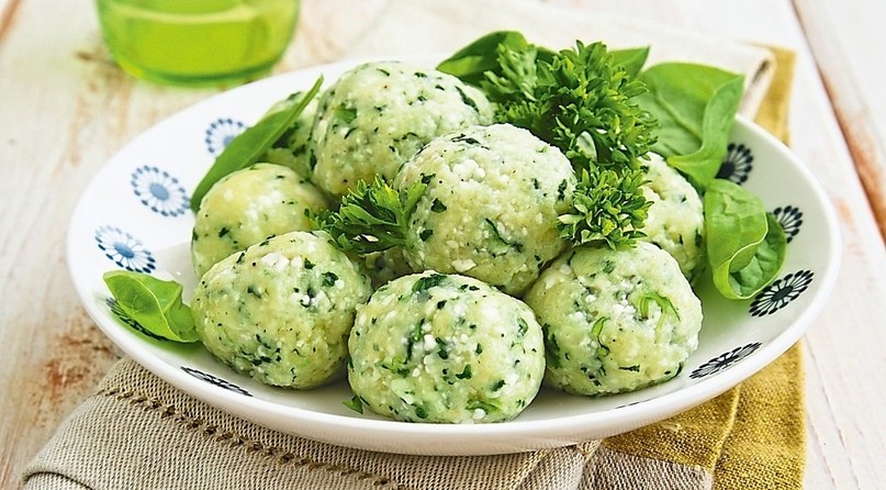 Spinach and cheese balls, fried in oil