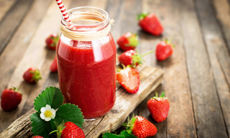 Strawberry smoothie with flax, mint and basil