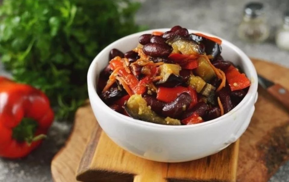 Vegetable stew with beans, eggplant and pepper