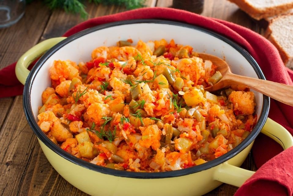 Vegetable stew with cauliflower, zucchini and string beans