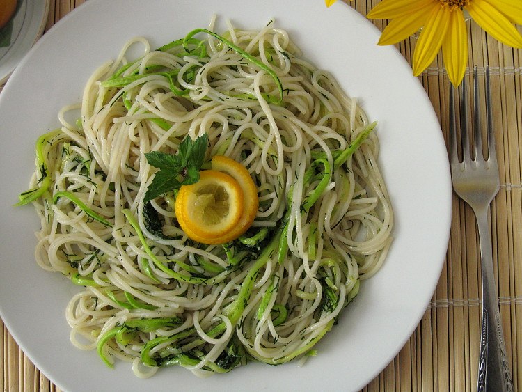 Salad with green curry and noodles