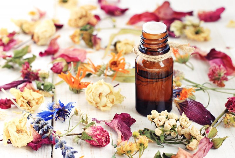 How can essential oils be used in your home? Elena Sunshine Magazine®