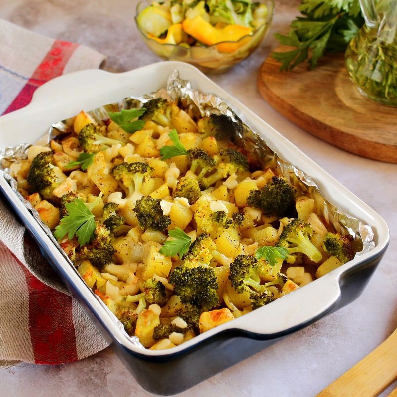 Baked sweet potato slices and broccoli with sesame seeds