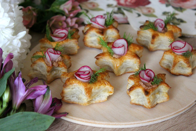 Puff with radish and goat cheese