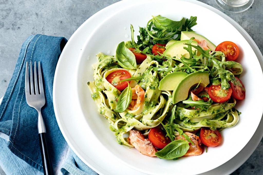 Spinach fettuccine with arugula and tomatoes