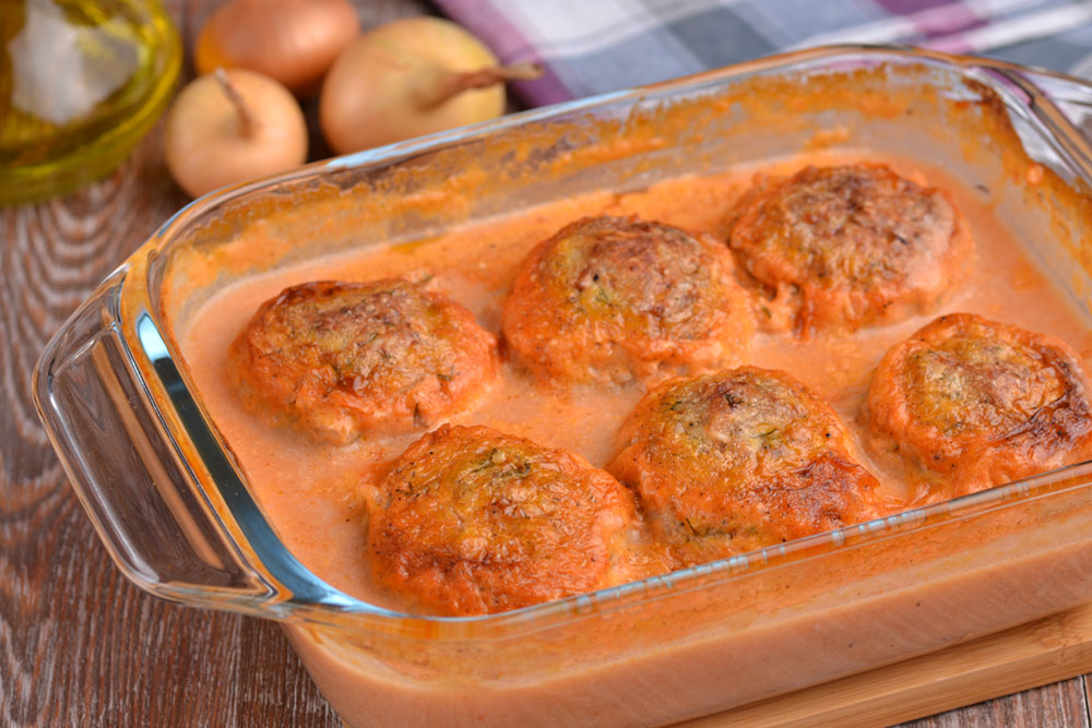 Chicken meatballs in onion sauce