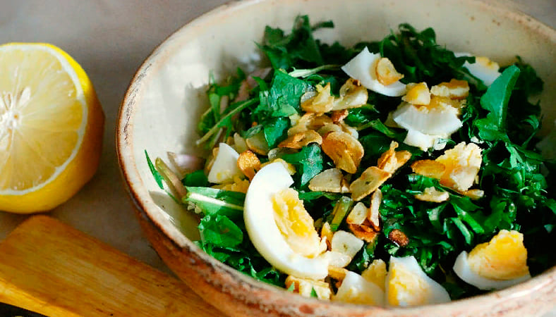 Dandelion leaf salad with spinach and peanuts