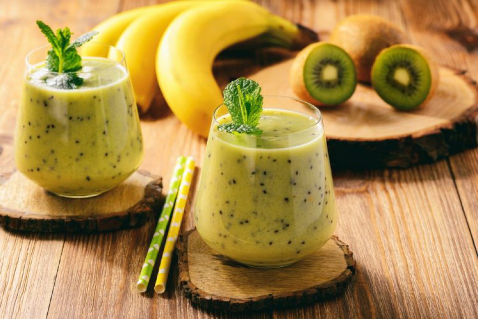 Kiwi, pineapple and almond milk smoothie