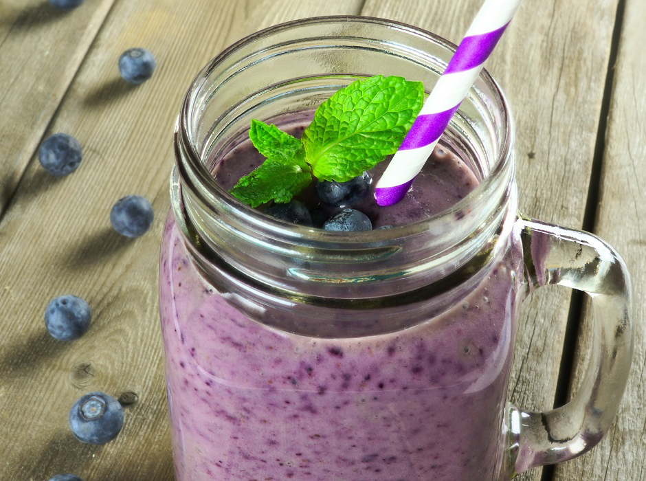 Smoothies with blueberries, avocado and broccoli
