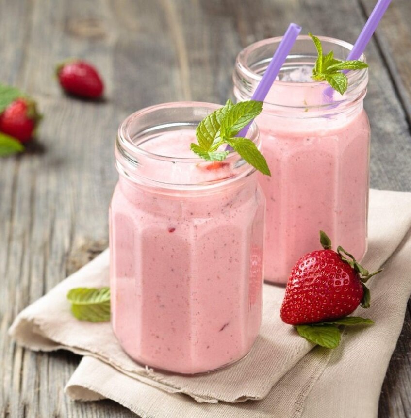 Strawberry smoothie with carrots and mint