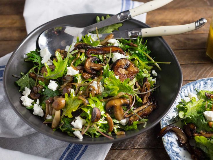 Warm salad with chicken and mushrooms