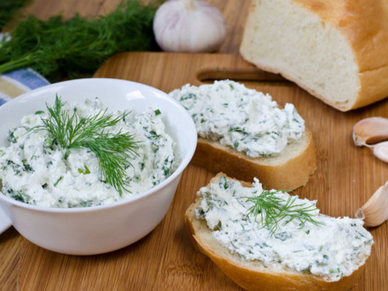 Cream cheese with baked garlic and fresh herbs
